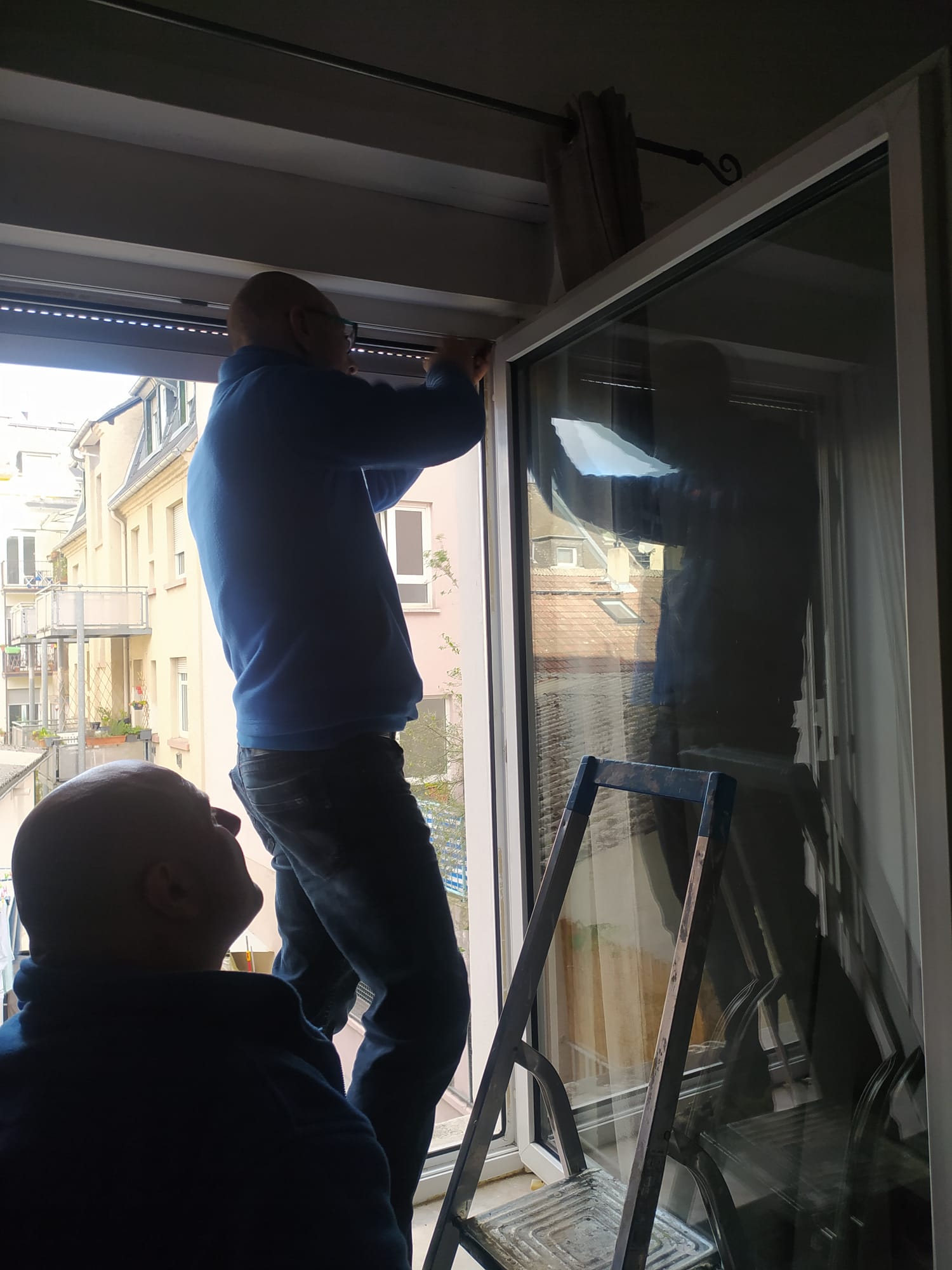 FensterFix bei Arbeiten an einem Fenster in einer Wohnung